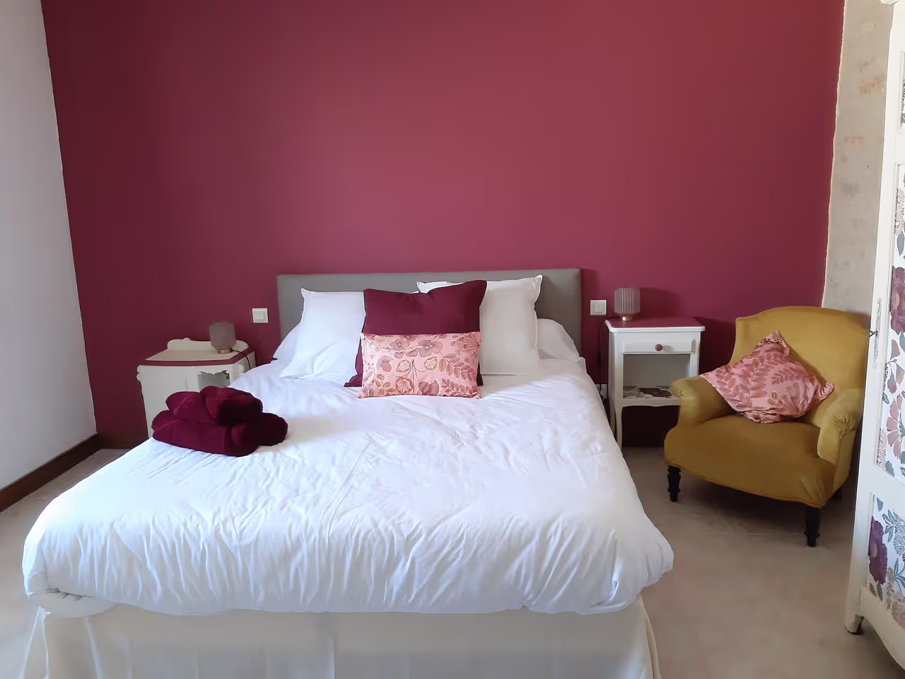 Chambre double confortable aux tons bordeaux