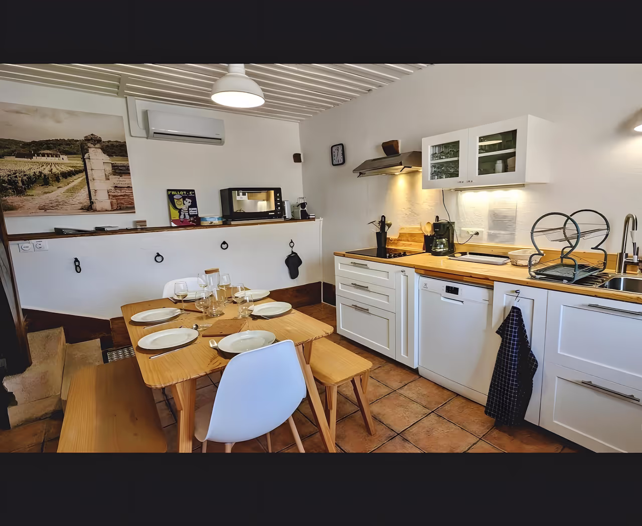 Cuisine équipée et espace repas du gîte