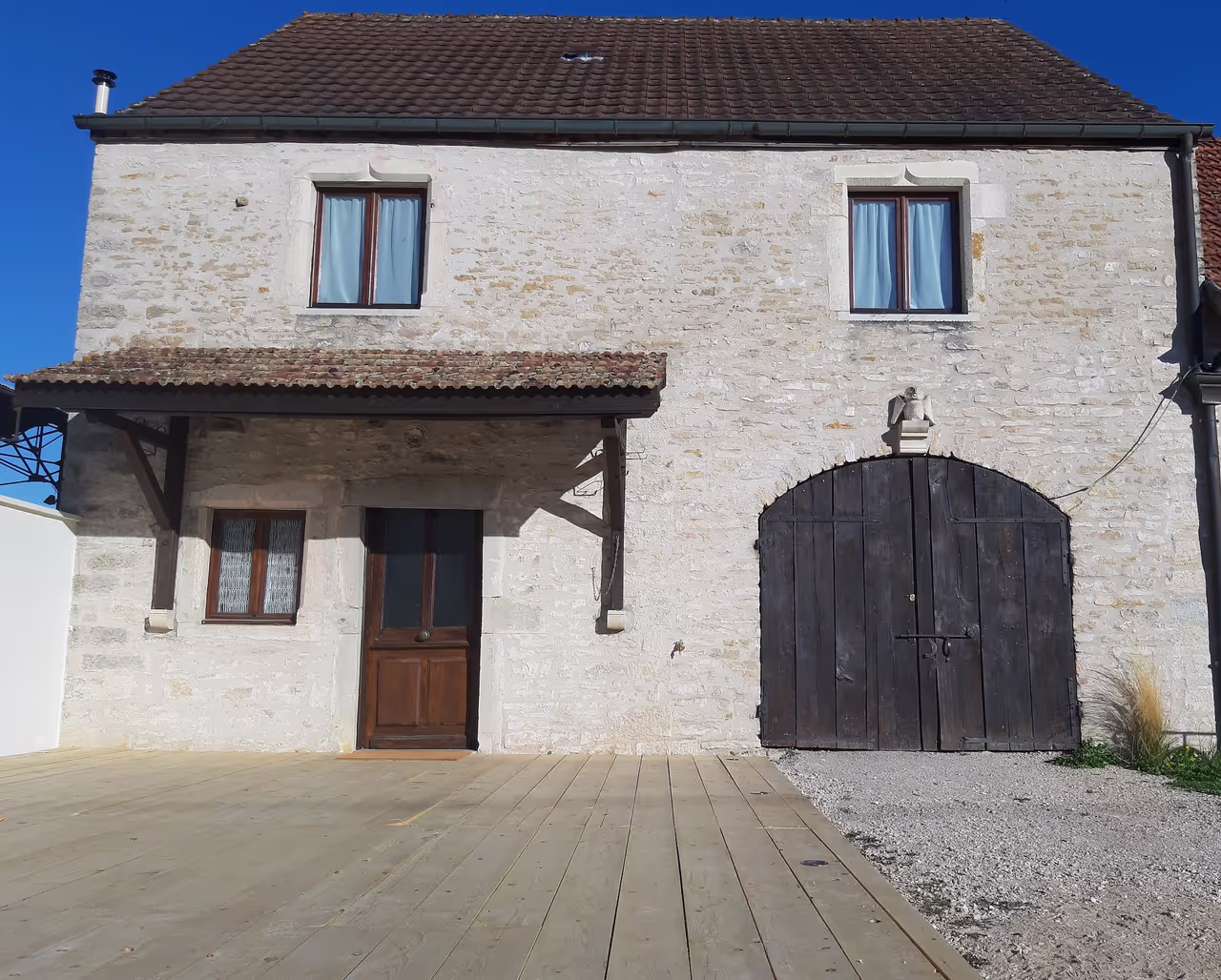 Façade en pierres apparentes du gîte La Chouette Burgonde