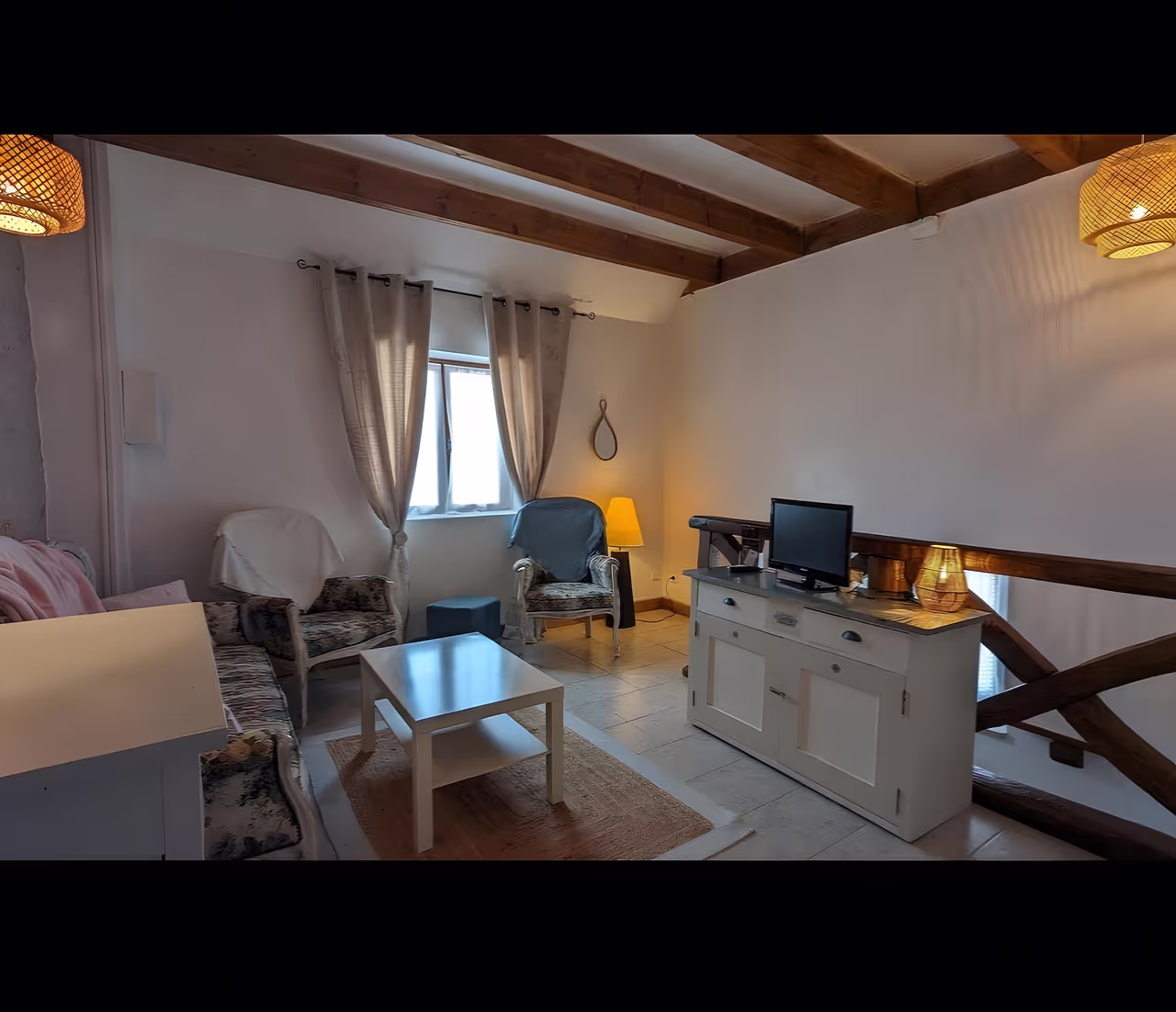 Salon chaleureux avec poutres apparentes