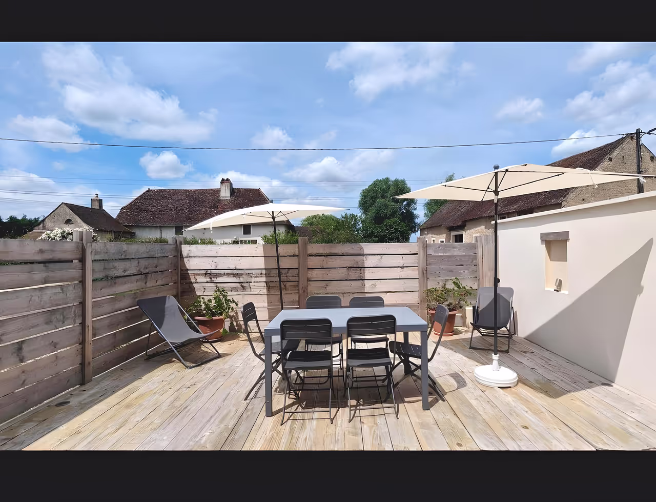 Terrasse en bois aménagée du gîte La Chouette Burgonde